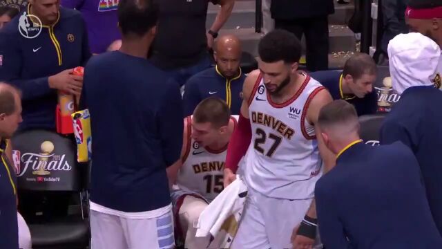 球队老大的震怒 约基奇替补席罕见疯狂发飙