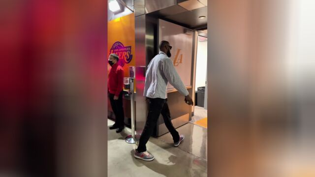 霸道总裁风格入场 詹姆斯抵达球员通道