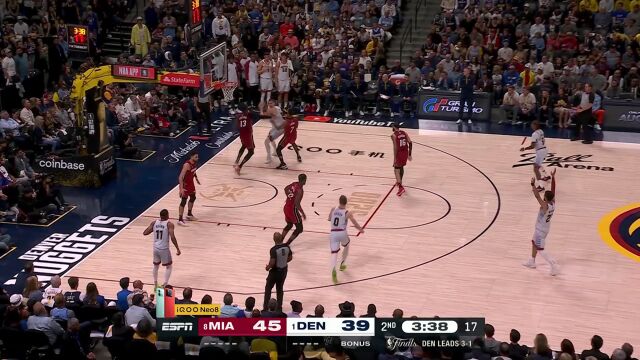 掘金半场的第十个失误！巴特勒抢断约基奇反击飞扣一骑绝尘