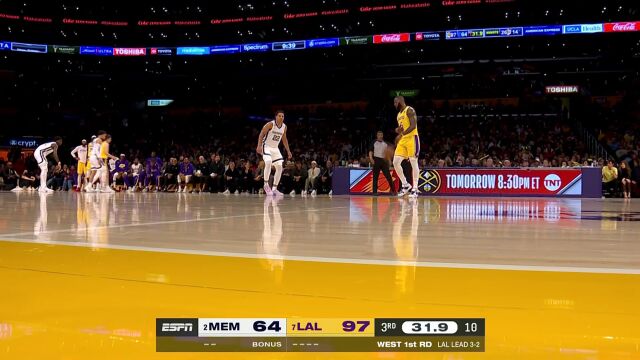 未来的好榜样 詹姆斯飚进三分布朗尼嘟嘴庆祝