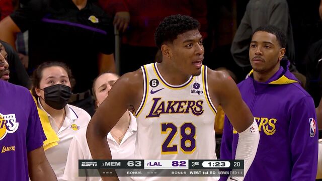 裁判颠倒黑白？八村垒快攻被接连推搡 回身讨说法反被吹技术犯规