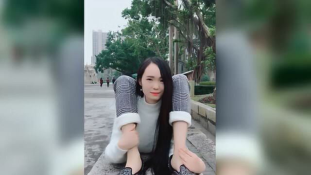 妹子街头挑战极限动作下一幕好看了