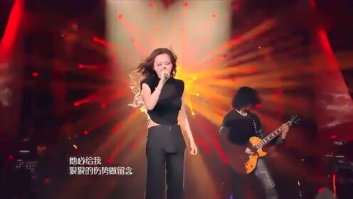 张靓颖现场翻唱《饿狼传说》嗨翻天了