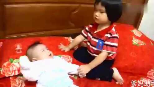 姐姐教育弟弟，不听话就要打屁屁