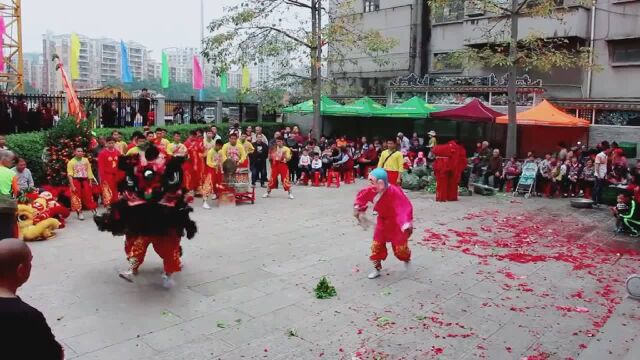 大头佛是与南狮同舞的幽默诙谐、生动有趣的一个配角.