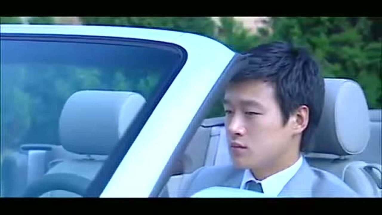 蝴蝶飞飞蓝冬晨看着自己心爱的女人坐着别的男人的车扬长而去