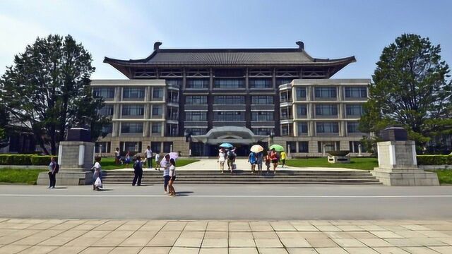 看看北京大学的图书馆,藏书多达800万册,规模堪称亚洲第一!