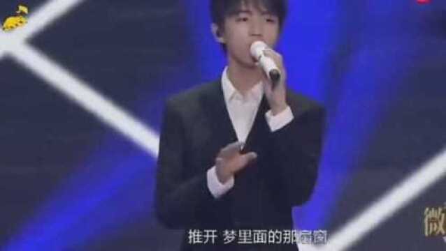 TFboys,三小只上台领奖,依旧那么默契,不愧是正能量偶像