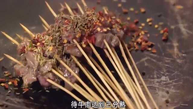 香味四溢,盟重烧烤招牌之二烈火牛肉,独特烤制鲜嫩爽滑