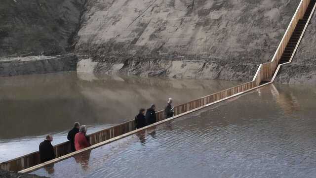 荷兰摩西桥:工人建桥时把图纸拿反了,居然把桥建到水下