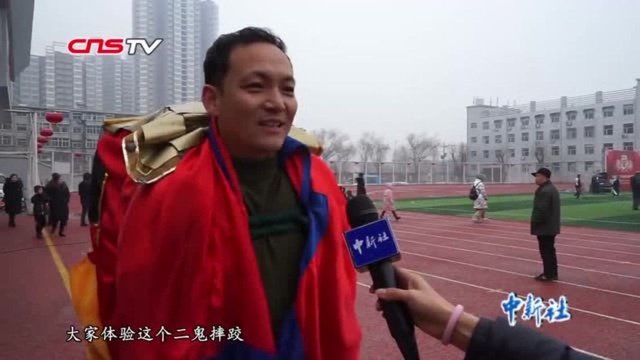 实拍中国传统社火表演“二鬼摔跤”一人饰两角令人称奇