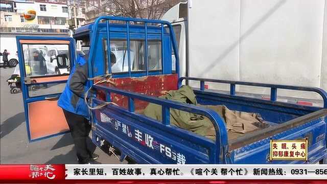 兰州一辆电动车拉着“炸弹”满街跑,交警将其拦停