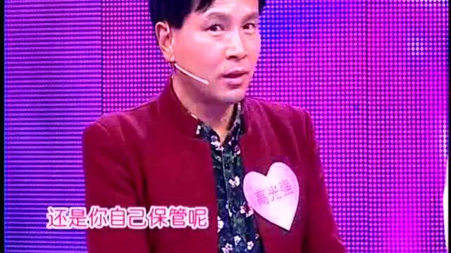 42岁未婚男子上台相亲 离异女子年收入20万称:我尊重他 直接牵手