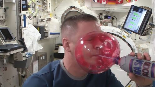 宇航员在太空中怎么喝水？镜头实拍全过程，恐怖的一幕发生了！