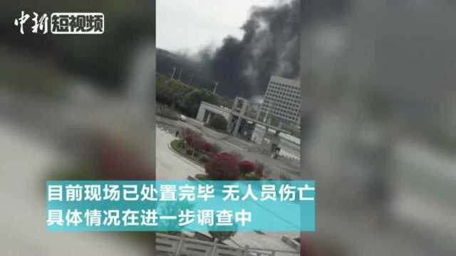 江苏镇江大学城在建图书馆起火黑烟滚滚