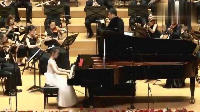 一曲《梦中的婚礼》惊艳四座,妹子的功底太深厚,小小年纪不简单