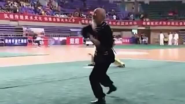 武术老前辈比赛场上演示天罡拳