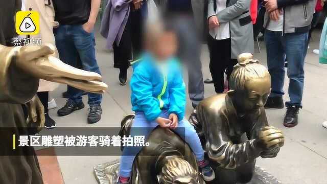 旅游请注意文明!景区草坪被踩秃 雕像被孩子当马骑