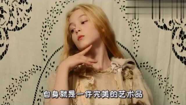 母亲为了赚钱,让女儿化浓妆扮女人,拍艺术照片