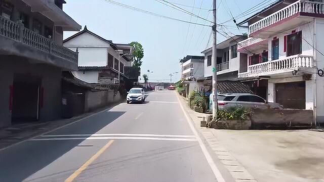 行驶在贵州农村,公路两旁都建了小楼房,贵州农村变化太大了