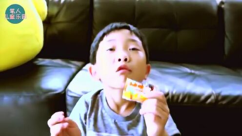 萌宝小吃货,被熊猫吓醒,坐着吃糖 - 腾讯视频