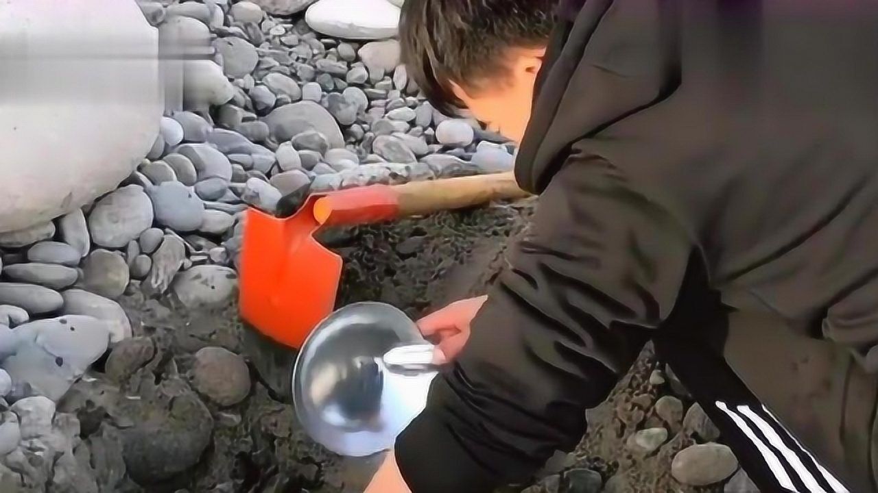 新疆挖玉的帅哥,无意间居然挖到了上好的玉石,真是太幸运了!