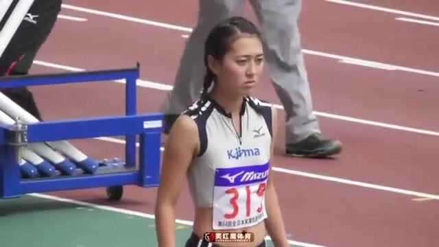 日本女子中学三级跳比赛,女选手绑着马尾辫