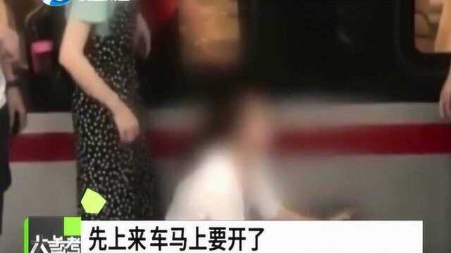 惊悚!高铁即将开动,一名误点女乘客伸腿妄图挡高铁