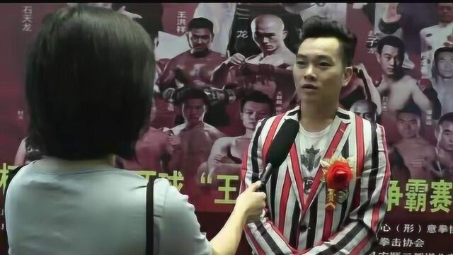 “变声王子”张启辉接受记者采访