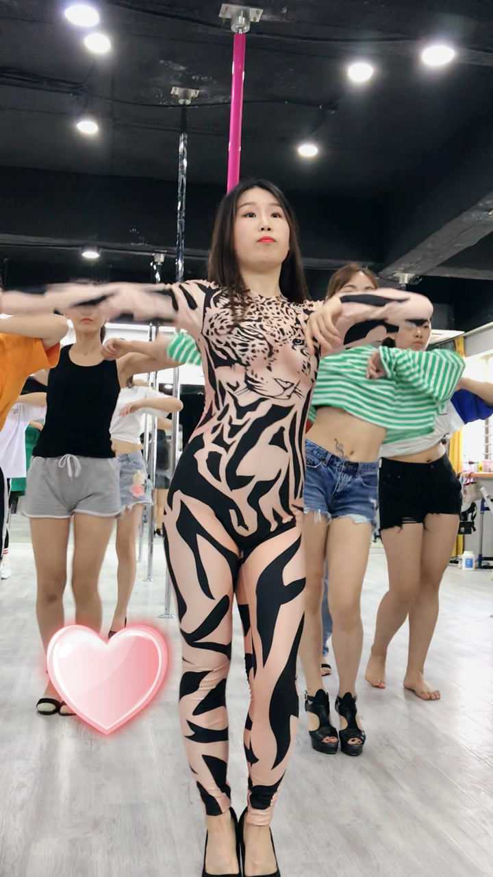 这身衣服超亮眼是豹女狼没错啦