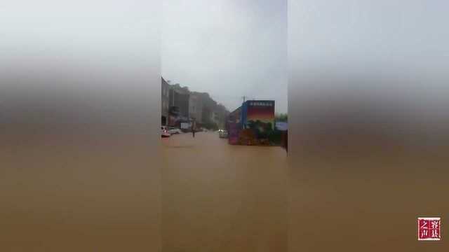 广西容县遭遇强降雨,水淹到街道上,道路滑坡!