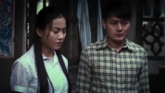 美女独自在家洗澡,无赖醉汉偷窥全过程,下一秒悲剧发生了