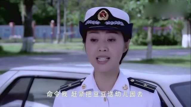 军嫂没空照顾孩子,却把孩子拴在柱子上,女子上门送惊喜