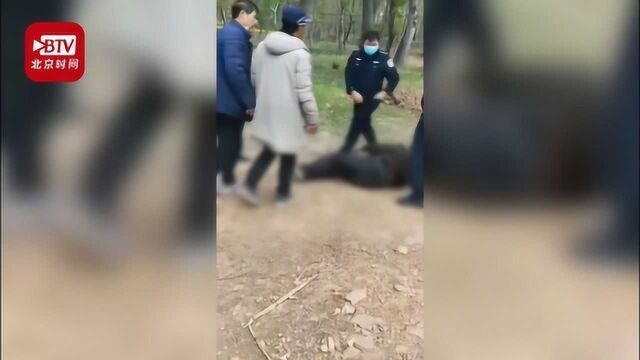 河南汝州官方回应民警脚踹倒地村民头部发生冲突:已对涉事警员予以停职