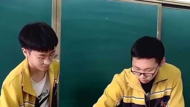 这两个学生非常有才,用两支笔就可以创作出美妙的节奏,实力不输音乐创作人