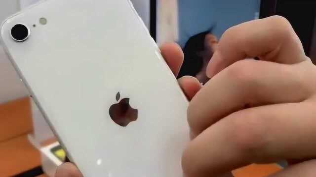 新款iPhoneSE的颜值太高了,难怪苹果手机价格很贵,如今我才明白!