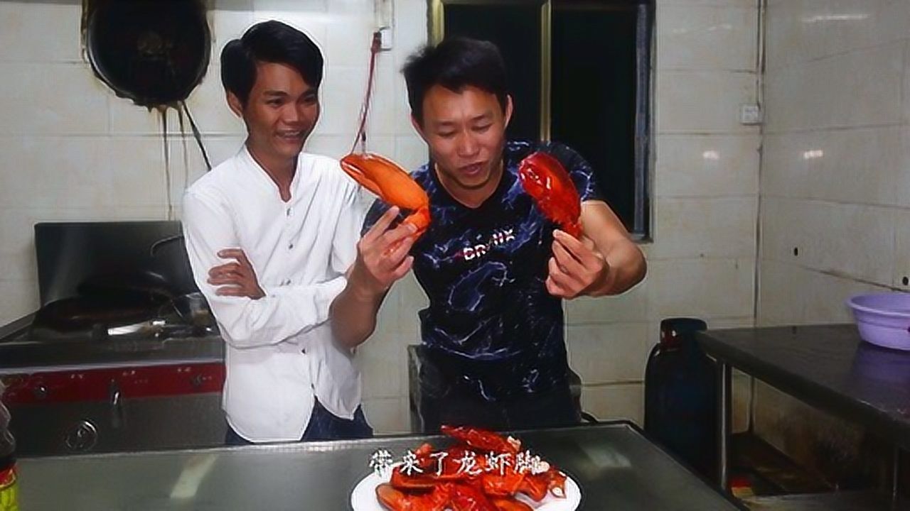 夜宵随便搞十几只波士顿龙虾螯下酒爽的电瓶哥和阿壮哥汗水直流