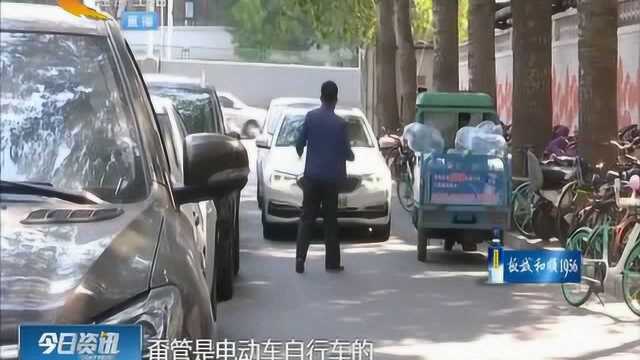 禁停标志视而不见,车辆随意停放双向道变单向,相关部门采取行动