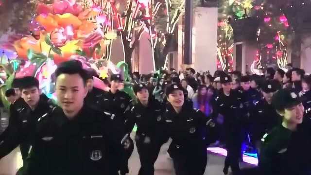 西安这个城市跨年太厉害,连保安们都在跳热舞庆祝,试问哪个城市能做到?