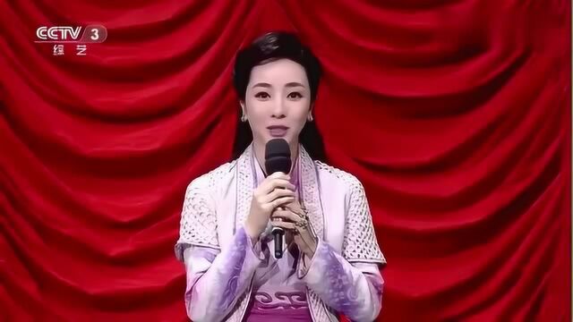 主持人李思思不仅长得漂亮,唱歌也动听,一曲《回声嘹亮》很悦耳