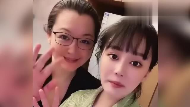 赵本山54岁妻子马丽娟罕见出镜 与女儿同框知性优雅