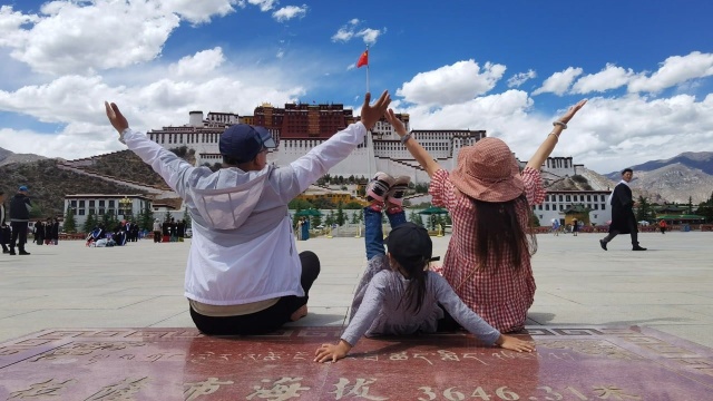 在布达拉广场各种拍,荥阳小伙疯狂旅行自驾拉萨