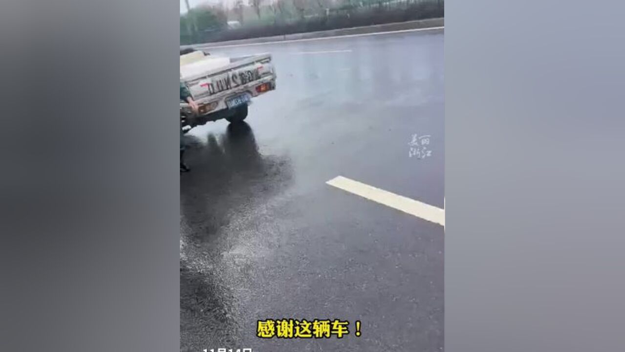 10分钟泼完一吨水, 卖鱼哥提着水桶来救火 救了两辆车