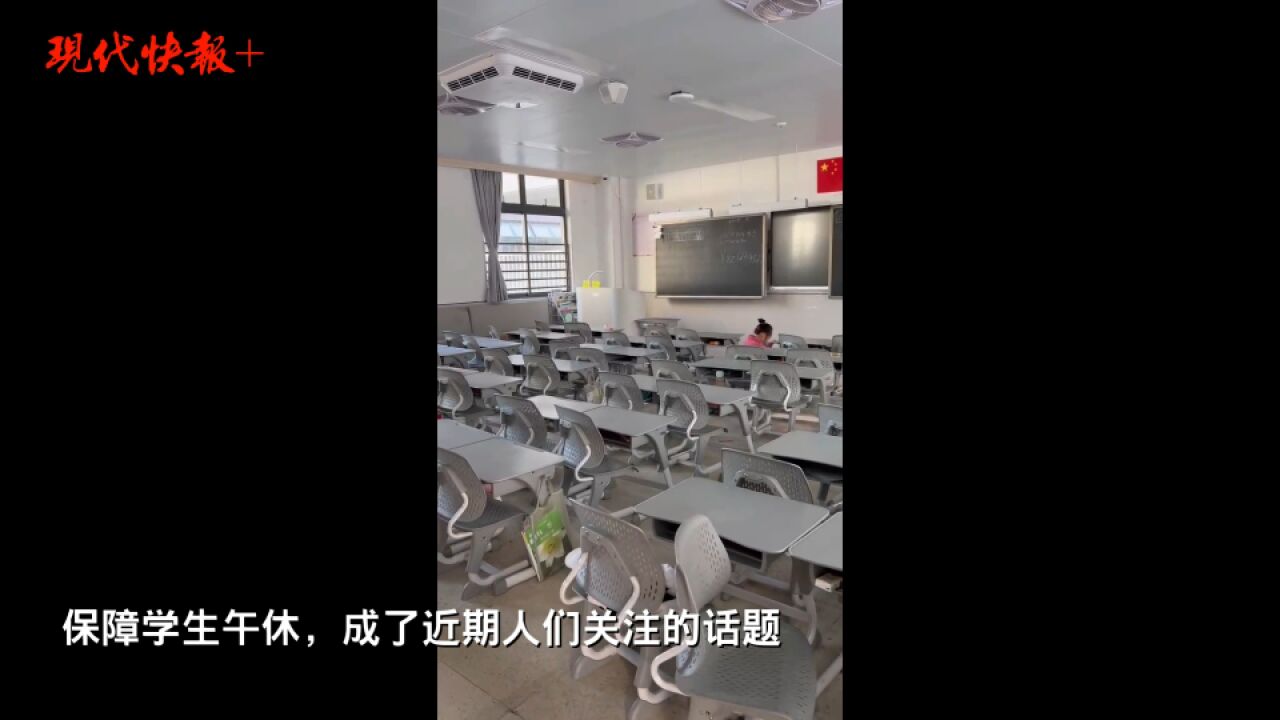 为让学生休息好,扬州村民研制出“午休桌椅”