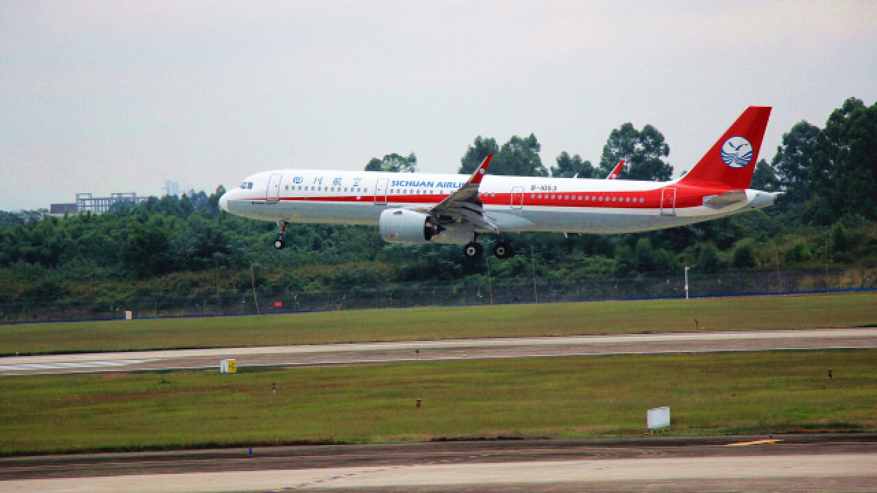 成都双流机场,四川航空8633飞机降落地,太牛了