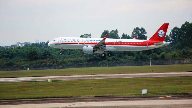 成都双流机场,四川航空8633飞机降落地,太牛了