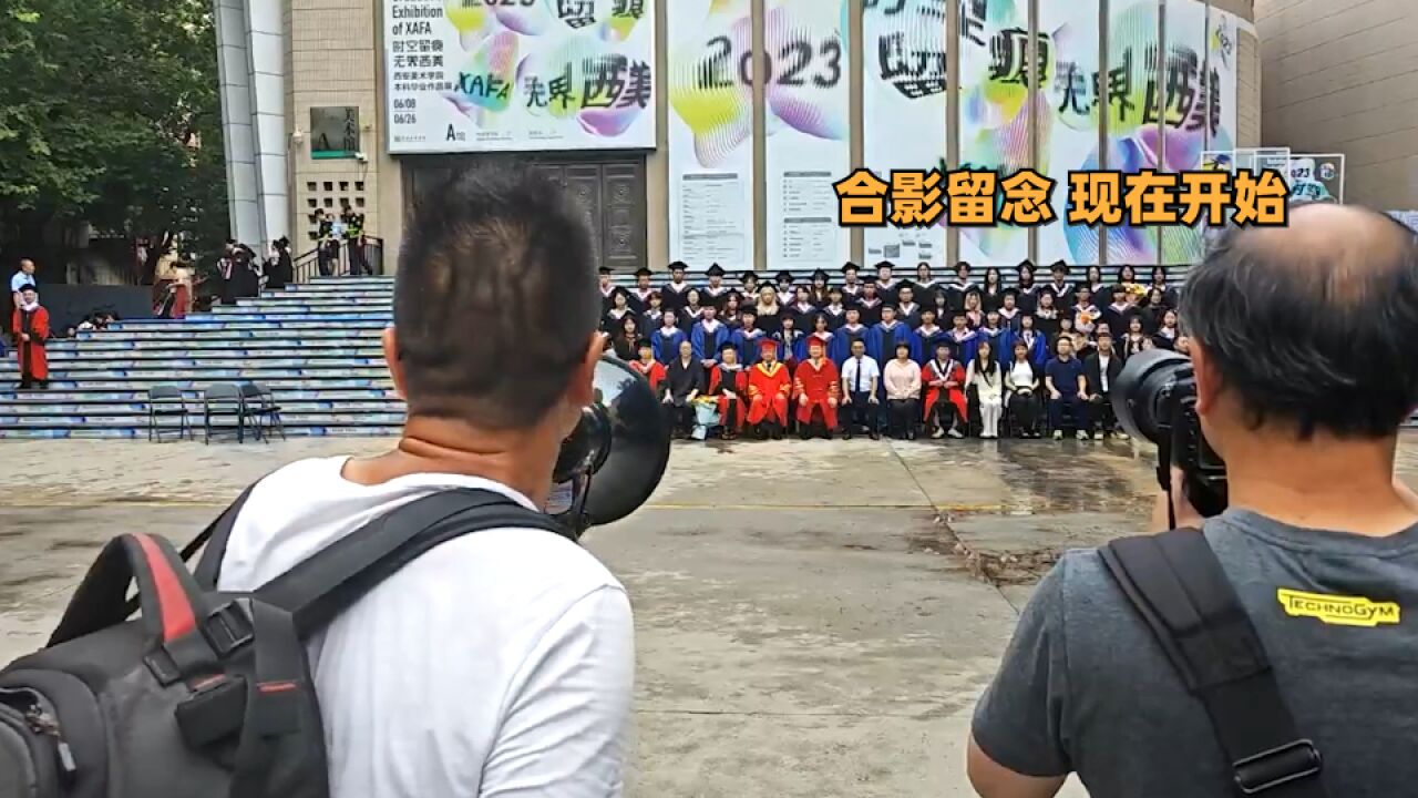 摄影师激情咆哮式拍毕业照,学生:能被他的激情感染