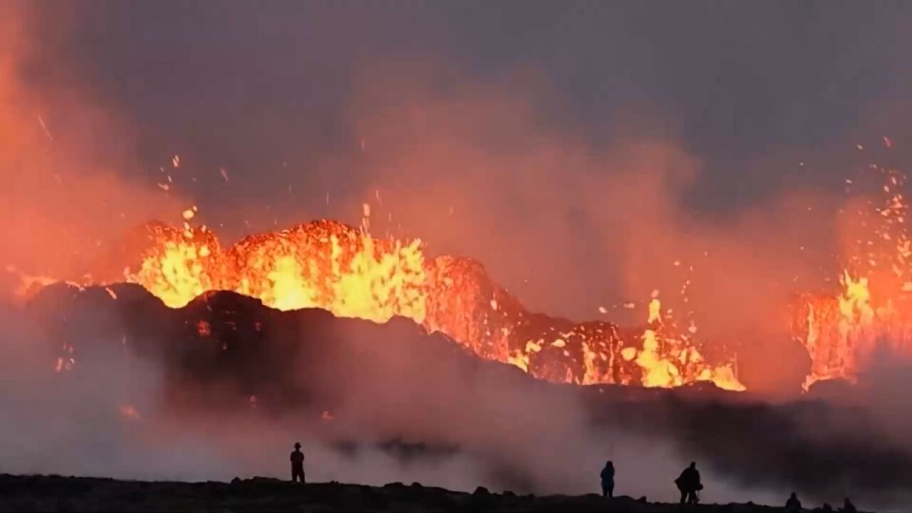 冰岛一火山沉寂8世纪后再次喷发 游客不顾危险抵近驻足观赏