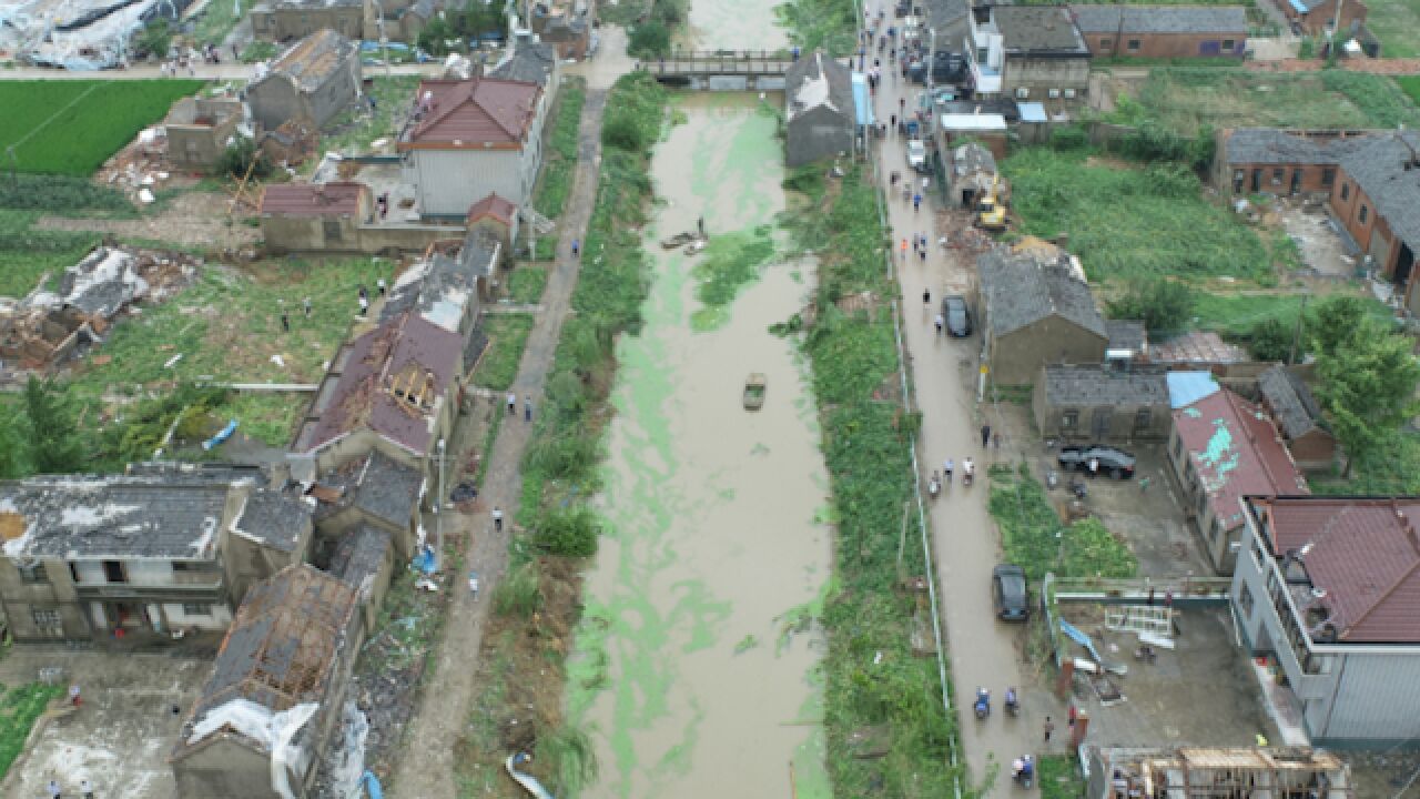 盐城遭遇雷暴大风天气致5人轻伤,村民称有多处房屋倒塌:屋顶瓦没了