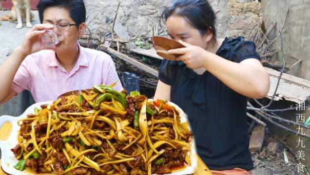 九九篙笋炒牛肉,苗大姐喝酒太豪爽,实在抵挡不住